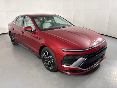 Used 2025 Hyundai Sonata SEL FWD image 2