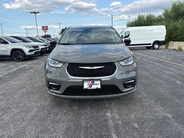Used 2024 Chrysler Pacifica Touring-L FWD image 3