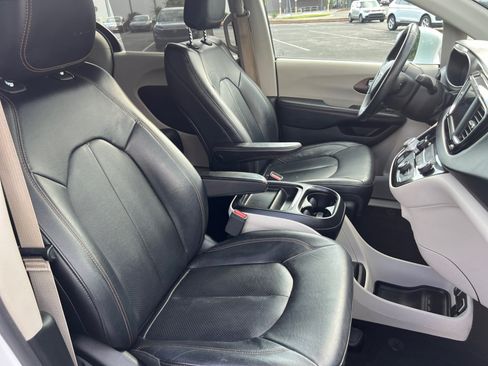 Used 2018 Chrysler Pacifica Touring-L FWD image 32