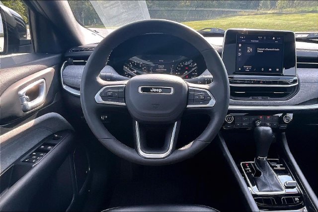 Used 2025 Jeep Compass Latitude w/ Sun & Sound Group AWD/4WD image 5