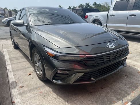 Used 2024 Hyundai Elantra SE FWD image 2