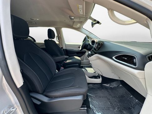 Used 2022 Chrysler Voyager LX FWD image 17