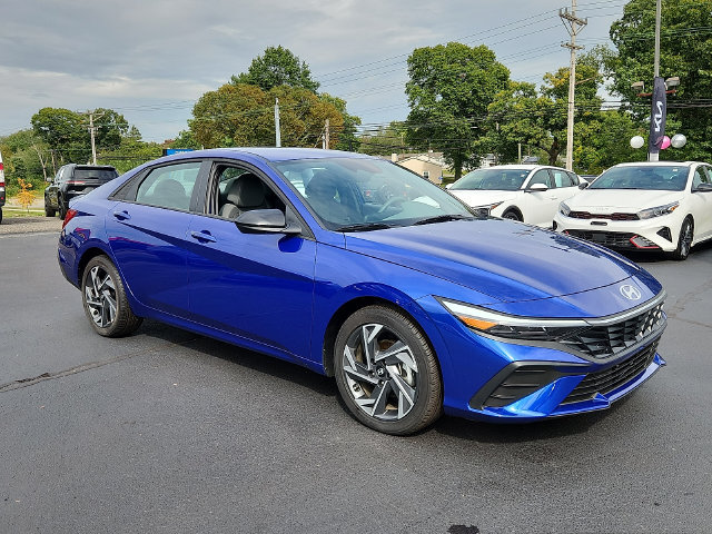 Used 2025 Hyundai Elantra Sport w/ Cargo Package FWD image 1