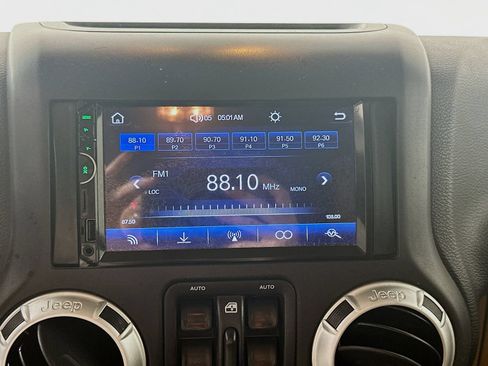 Used 2016 Jeep Wrangler Unlimited Rubicon w/ Connectivity Group AWD/4WD image 14