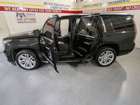 Used 2016 Cadillac Escalade Luxury image 12