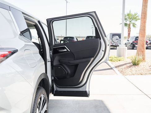 New 2025 Mitsubishi Outlander SE image 13