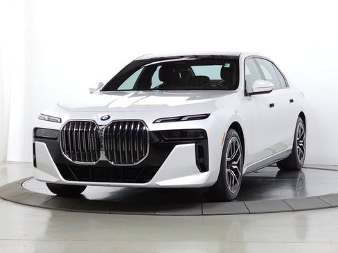 Used 2024 BMW 760i xDrive w/ Premium Package 2 AWD/4WD image 3