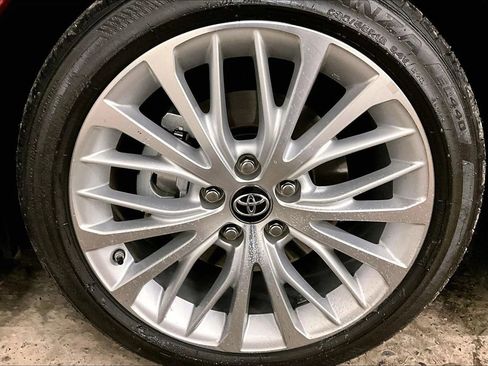 Used 2019 Toyota Camry XLE w/ Navigation Package image 8