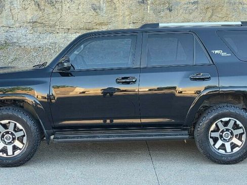Used 2018 Toyota 4Runner TRD Off-Road AWD/4WD image 3