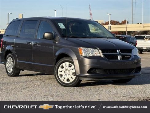 Used 2018 Dodge Grand Caravan SE w/ UConnect Hands-Free Group image 2