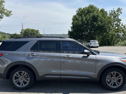 Used 2021 Ford Explorer XLT w/ Equipment Group 202A AWD/4WD image 11