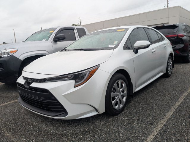Used 2025 Toyota Corolla LE FWD image 2