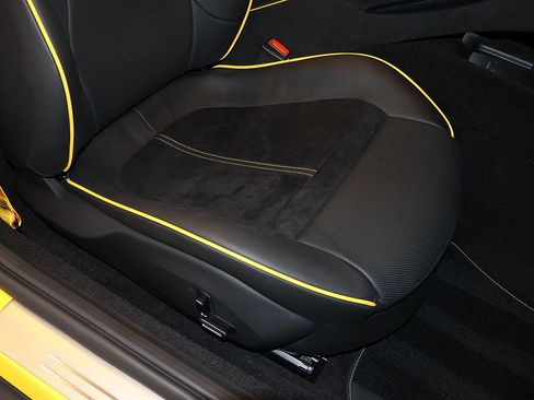 Certified 2025 Ferrari Roma Spider RWD image 28