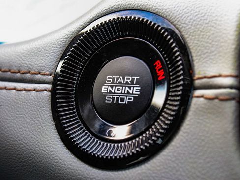 Used 2025 Jeep Compass Limited image 31