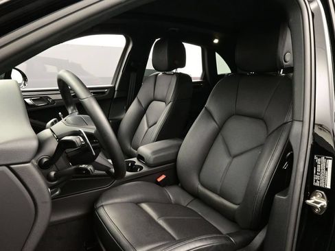 Certified 2025 Porsche Macan AWD/4WD image 5