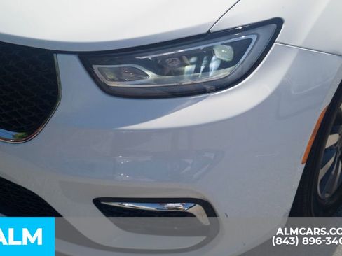 Used 2023 Chrysler Pacifica Touring-L image 12