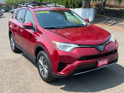 Used 2018 Toyota RAV4 LE AWD/4WD image 2