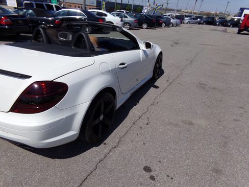 Used 2011 Mercedes-Benz SLK 300 image 29