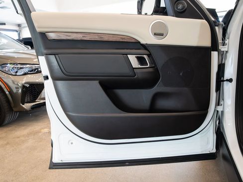 Used 2017 Land Rover Discovery HSE AWD/4WD image 17