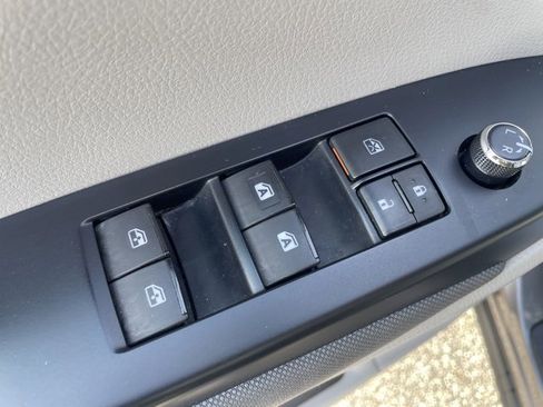 Used 2017 Toyota Highlander LE image 10