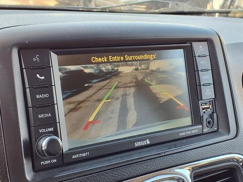 Used 2016 Chrysler Town & Country Touring-L image 21