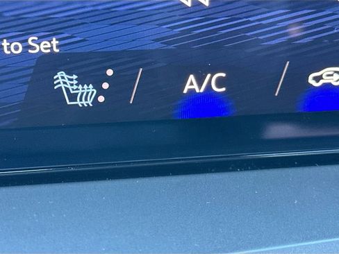 Used 2024 Chevrolet Traverse LT image 19