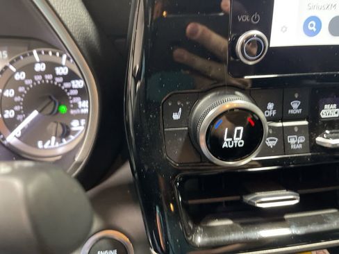 Used 2024 Toyota Highlander XLE image 30