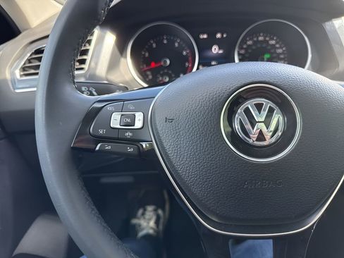 Used 2020 Volkswagen Tiguan SE w/ Panoramic Sunroof Package image 14