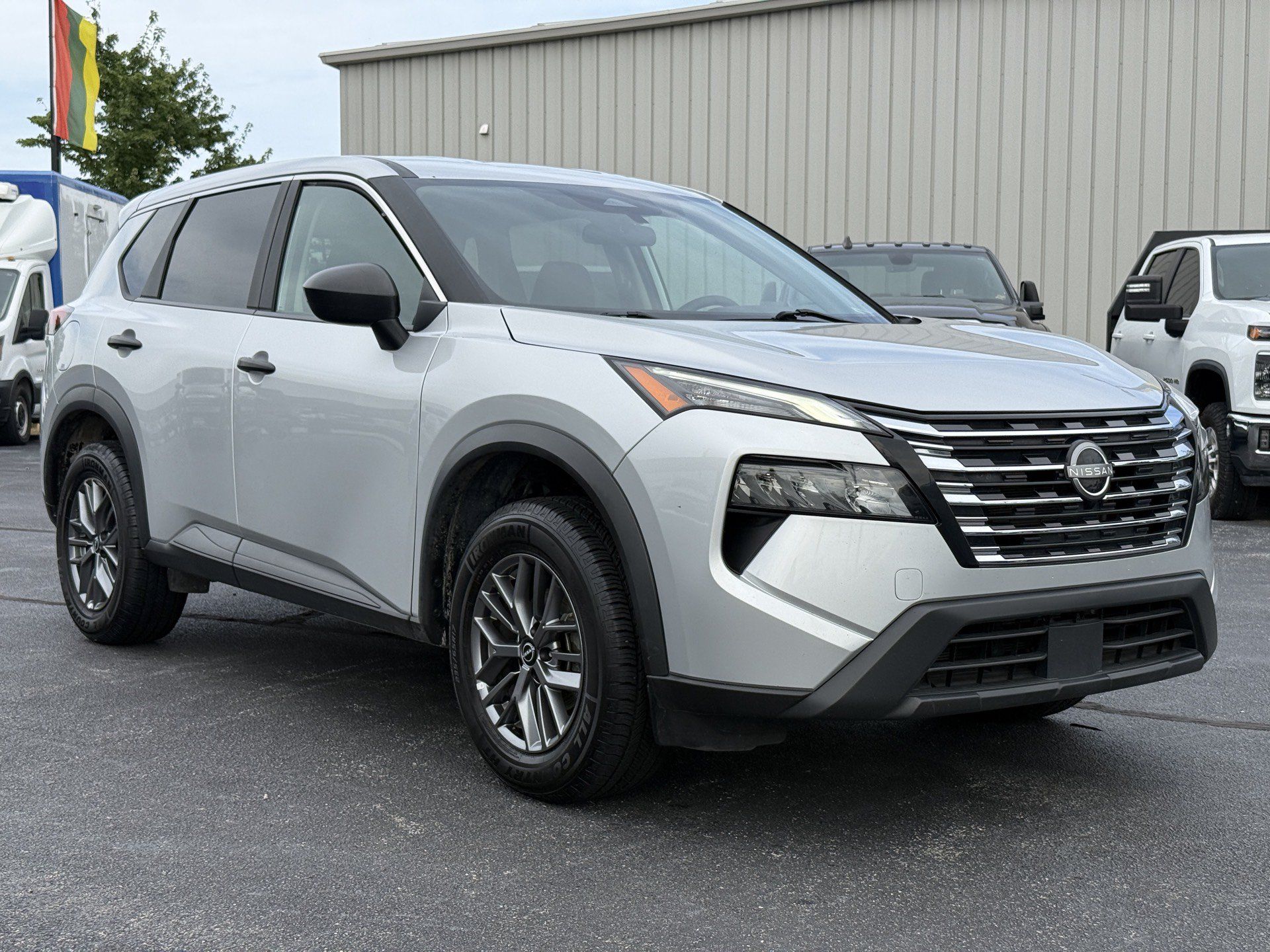 Used 2024 Nissan Rogue S AWD/4WD image 2