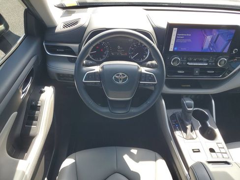 Used 2024 Toyota Highlander XLE FWD image 27