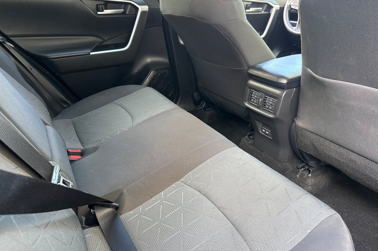 Used 2025 Toyota RAV4 XLE FWD image 32