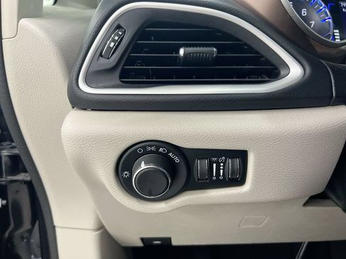 Used 2023 Chrysler Voyager LX FWD image 18
