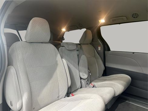 Used 2019 Toyota Sienna LE FWD image 31