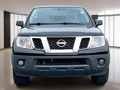 Used 2020 Nissan Frontier SV image 2