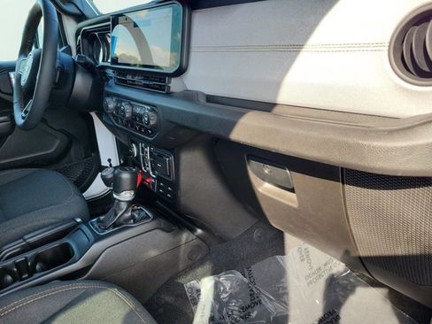 Certified 2024 Jeep Gladiator Sport image 21