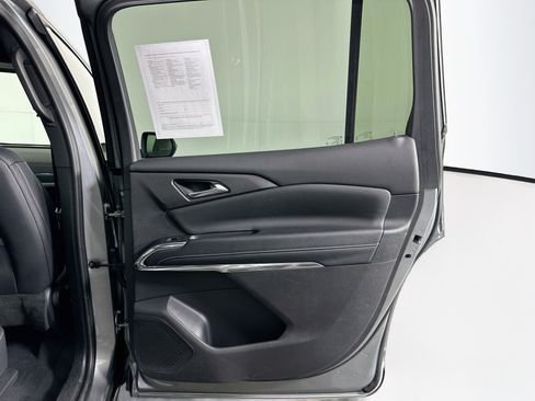 Used 2025 Chevrolet Traverse LT FWD image 32