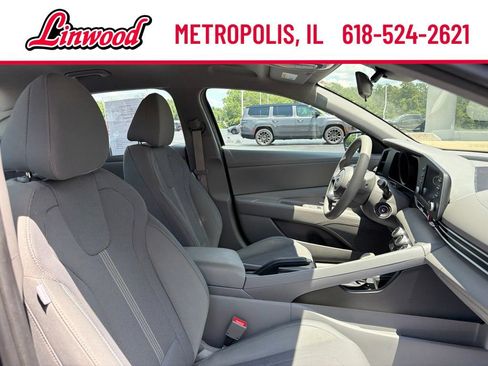 Used 2022 Hyundai Elantra SE FWD image 9