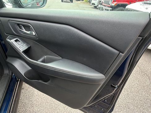 Used 2024 Nissan Rogue SV AWD/4WD image 18
