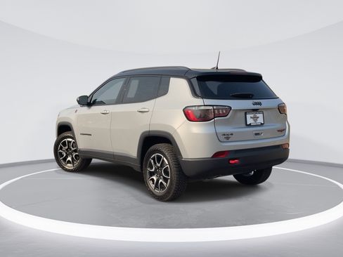 Used 2025 Jeep Compass Trailhawk AWD/4WD image 7