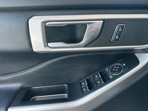 Used 2022 Ford Explorer XLT image 11