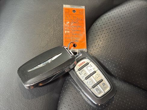 Used 2023 Chrysler Pacifica Touring-L image 41