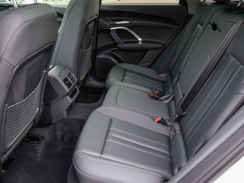 Used 2025 Audi Q5 Premium image 18