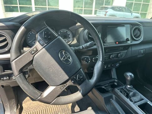 Used 2019 Toyota Tacoma TRD Off-Road w/ TRD Premium Off Road Package AWD/4WD image 2