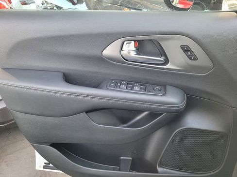 Used 2025 Chrysler Pacifica Select FWD image 14