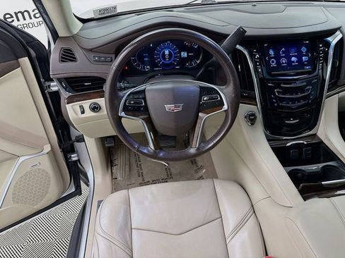 Used 2017 Cadillac Escalade ESV Luxury AWD/4WD image 24