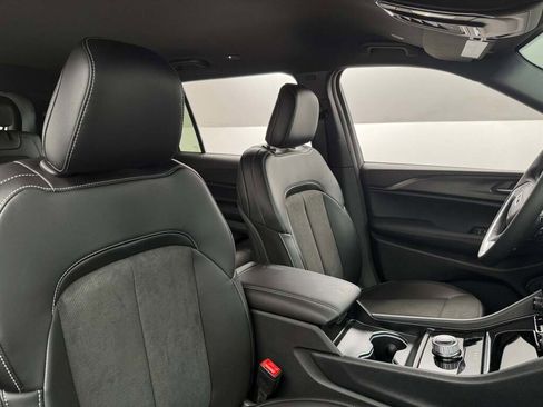 New 2025 Jeep Grand Cherokee L Laredo image 18