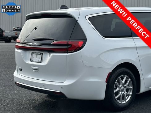 Used 2025 Chrysler Pacifica Select image 33