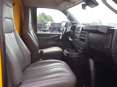 Used 2021 GMC Savana 3500 Extended w/ Power Convenience Package RWD image 9