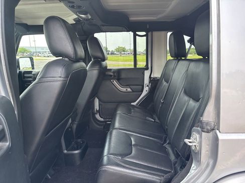 Used 2018 Jeep Wrangler Unlimited Sahara AWD/4WD image 9