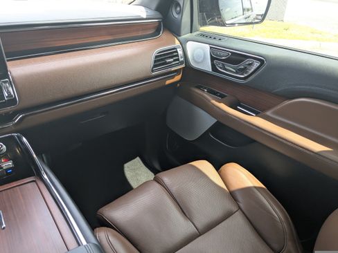 Used 2023 Lincoln Navigator Reserve AWD/4WD image 19